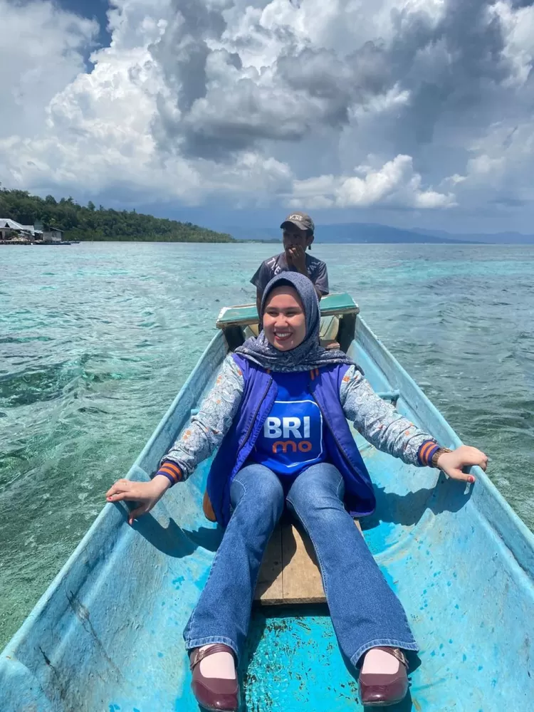 Mantri BRI Unit Salakan, Eka Fitriyani Wulandari, menempuh perjalanan laut untuk melayani masyarakat dan memperluas akses keuangan di wilayah kepulauan Banggai. (Promedia)