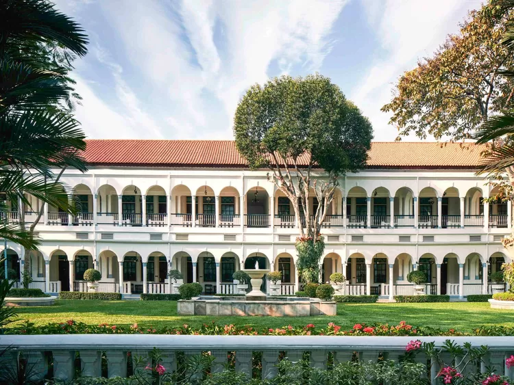 Hotel Majapahit di Surabaya menjadi saksi peristiwa heroik perobekan bendera Belanda pada masa awal kemerdekaan.