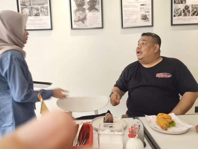 Bersama pelayan restoran alaVie (Foto: Adam Noviar)