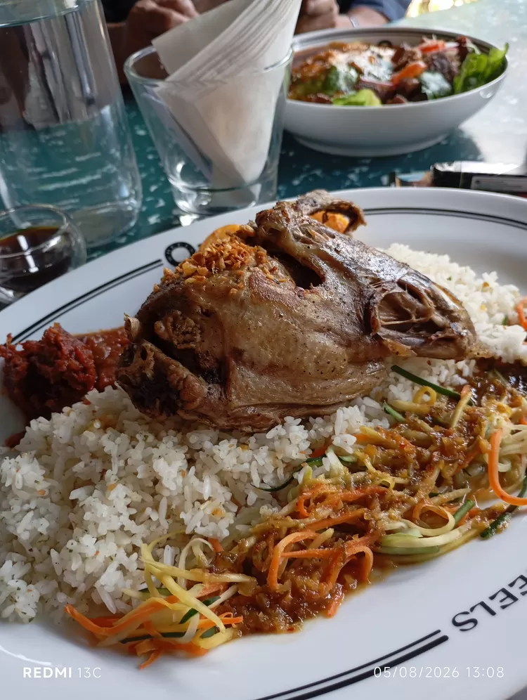Garlic Duck Rice di Wheels Coffee Roaster Bandung (Foto: Adam Noviar)