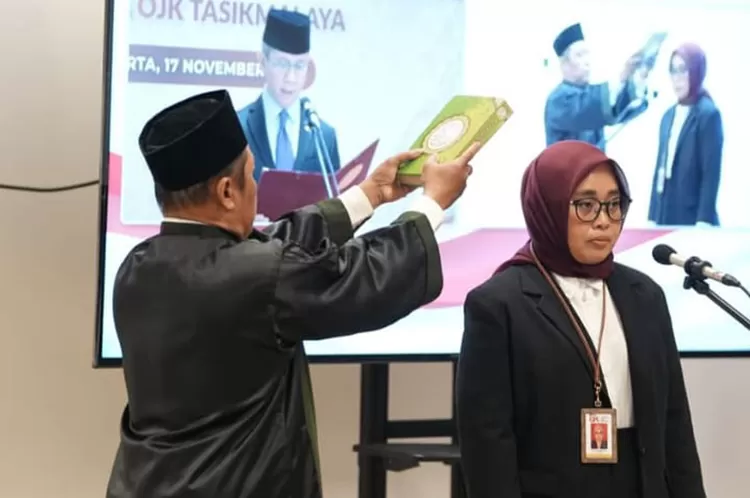 Pelantikan Nofa Hermawati sebagai Kepala OJK Tasikmalaya berlangsung di Kantor OJK, Gedung Wisma Mulia, Jakarta, Senin, 17 November 2025. 