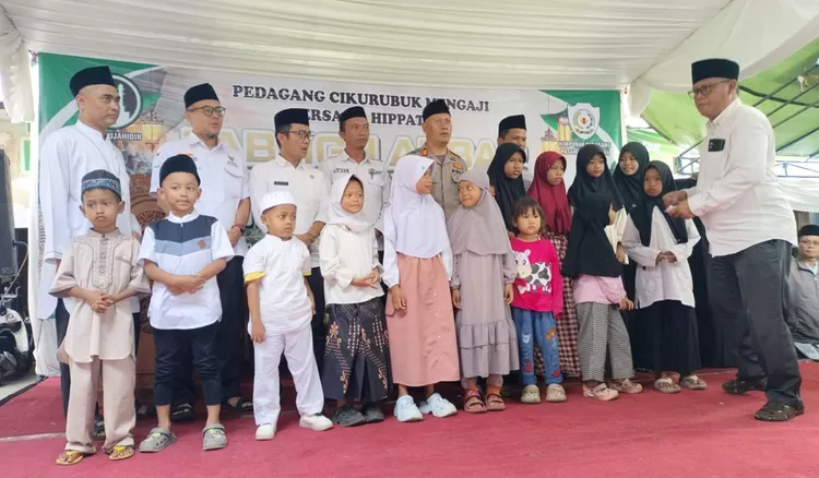 Sejumlah anak yatim di sekitar Pasar Cikurubuk menerima santunan dari panitia dalam rangkaian Tabligh Akbar dan santunan kepada 50 anak yatim di Masjid Al Mujahidin, Pasar Cikurubuk, Kota Tasikmalaya, Rabu 14 Januari 2026.