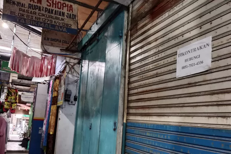 Deretan kios tutup di Pasar Cikurubuk Kota Tasikmalaya, dampak persaingan penjualan online yang membuat pedagang gulung tikar.