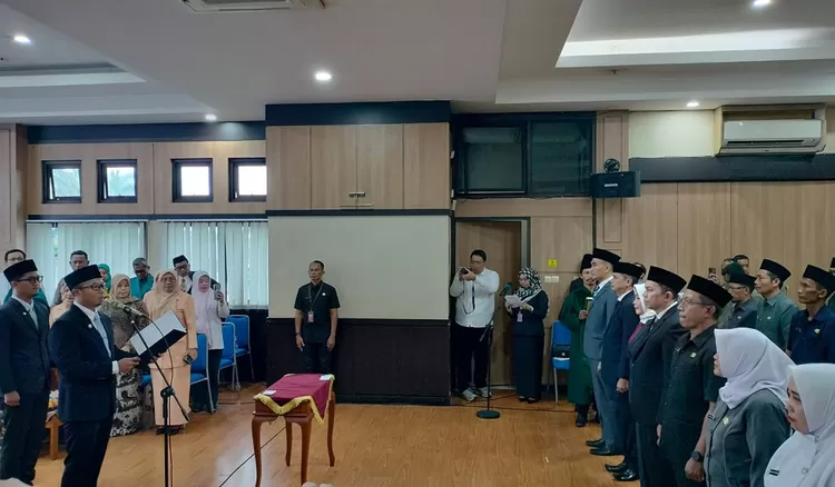 Wali Kota Tasikmalaya Viman Alfarizi Ramadhan melantik empat pejabat eselon II dan sejumlah kepala sekolah di Aula Bale Kota Tasikmalaya, Rabu sore 13 Januari 2026.