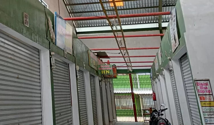 Kios dan los pedagang Pasar Rakyat Cibeureum yang berlokasi di Jalan KH Khoer Affandi Kelurahan Margabakti, Kecamatan Cibeureum, Kota Tasikmalaya masih terlihat sepi.&nbsp;