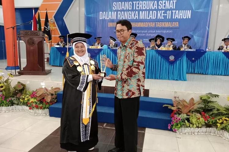 Rektor Umtas Tasikmalaya Prof Neni Nuaraeni menyerahkan penghargaan kepada salah seorang keluarga pendiri Umtas Tasikmalaya pada kegiatan Sidang Senat terbuka dalam rangka milad ke-11 Umtas Tasikmalaya.