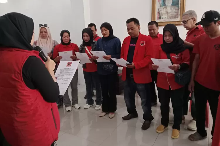 Kepengurusan PAC Kecamatan Bungursari Kota Tasikmalaya membacakan ikrar janji jabatan dalam Musancab PDIP Perjuangan, Minggu 25 Januari 2026.