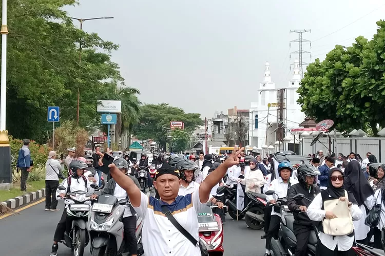 Dipimpin kendaraan komando, ratusan sepeda motor mengiringi aksi ribuan guru madrasah ke Balaikota Tasikmalaya,&nbsp;Senin, 25 Januari 2026.