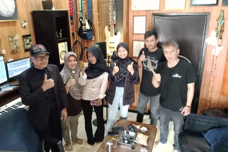 Didukung penerapan royalti musik, Zasqia Triana menunjukkan peluang penyanyi lokal untuk berkarya lewat lagu ciptaan sendiri.