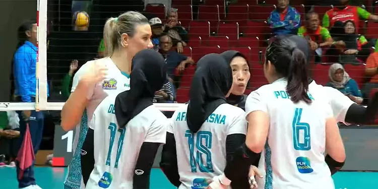 Proliga 2026 seri Gresik jadi panggung Jakarta Electric PLN. Poppy Aulia membawa kemenangan telak atas Popsivo Polwan dengan 3-0.