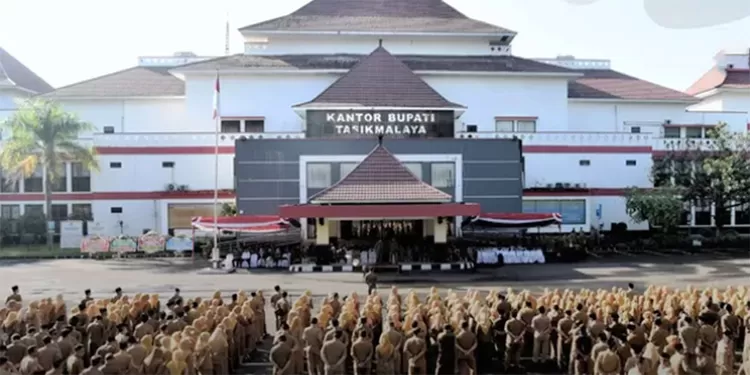 Bupati Tasikmalaya memimpin apel gabungan dalam rangka peluncuran Program Satu Desa Satu Sarjana (SADESA), Selasa, 3 Februari 2026.