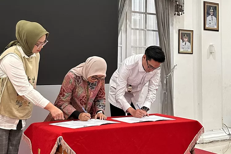 Penetapan penguatan akses keuangan inklusif 2026 oleh OJK Tasikmalaya bersama TPAKD Kabupaten Sumedang,&nbsp;di Gedung Negara Kabupaten Sumedang,&nbsp;Rabu (04/3/2026).