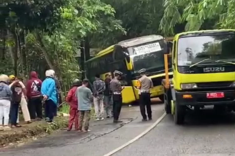 Bus Karunia Bakti tergelincir ke bahu jalan kanan saat melaju dari Tasikmalaya menuju Garut, di Kampung Citengek, Desa Kutawaringin, Kecamatan Salawu, Kamis (5/2/2026).