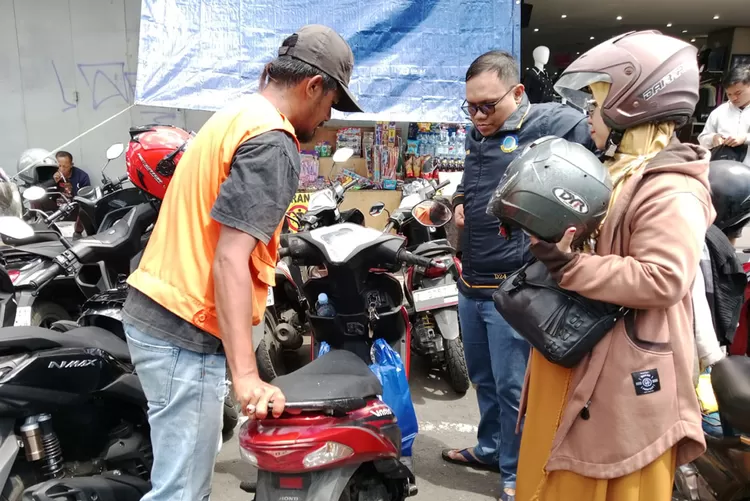 Petugas Parkir Pasar Cikurubuk -&nbsp;PAD parkir Pasar Cikurubuk Kota Tasikmalaya jadi sorotan publik akibat minimnya transparansi pengelolaan retribusi parkir.