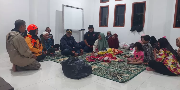 Bupati Ciamis Herdiat Sunarya memantau banjir di wilayah terdampak setelah Sungai Citalahab jebol dan memicu pengungsian warga.
