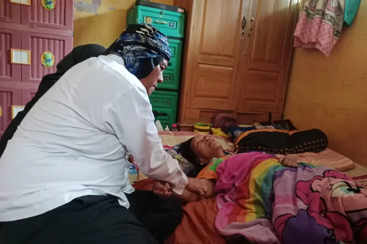 Wakil Wali Kota Diky Chandra berbincang dengan Ny Tiktik Srupurwanti (63), warga Kampung Panututan RT 2 RW 1, Kelurahan Tuguraja, Kecamatan Cihideung, Kota Tasikmalaya, yang menderita stroke dan gagal ginjal, Selasa (10/02/2026).