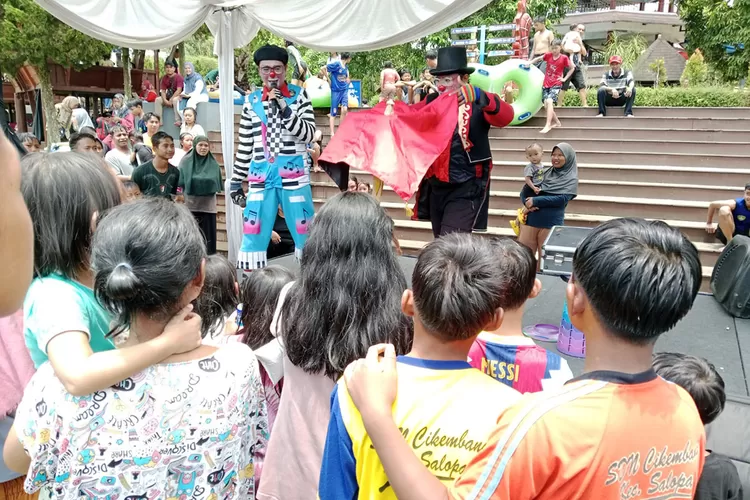Penampilan kesenian sulap dari grup Seni Badut Jerman Magic Clown dan Live Musik mampu menghibur pengunjung Teejay Waterpark Asia Plaza Kota Tasik, Kamis (12/02/2026).