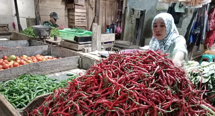 Dua hari jelang Ramadan, harga bahan pokok di sejumlah pasar Kota Tasikmalaya naik signifikan. Pembeli cabai di kios sayuran Pasar Cikurubuk, Selasa (17/2/2026).
