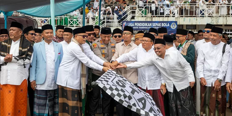 Puncak Hari Santri Nasional 2025 di Kota Tasikmalaya dipimpin Wali Kota Viman Alfarizi Ramadhan di Stadion Wiradadaha, Rabu 22 Oktober 2025.