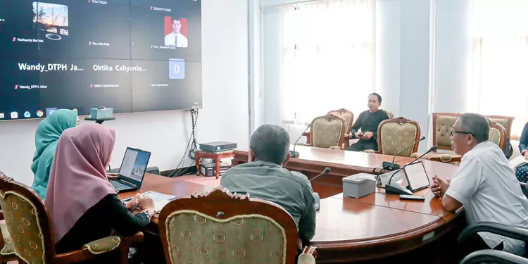 Sekda&nbsp;Kabupaten Ciamis Andang Firman Triyadi memimpin rapat koordinasi pelaksanaan program digelar secara daring pada Jumat, 20 Februari 2026.