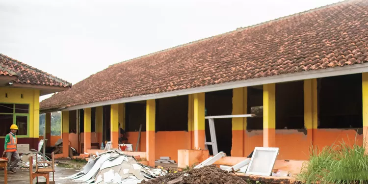 Melalui Dinas Pendidikan Kota Tasikmalaya, pembangunan ruang kelas baru direalisasikan di berbagai jenjang demi meningkatkan kualitas dan kenyamanan belajar.
