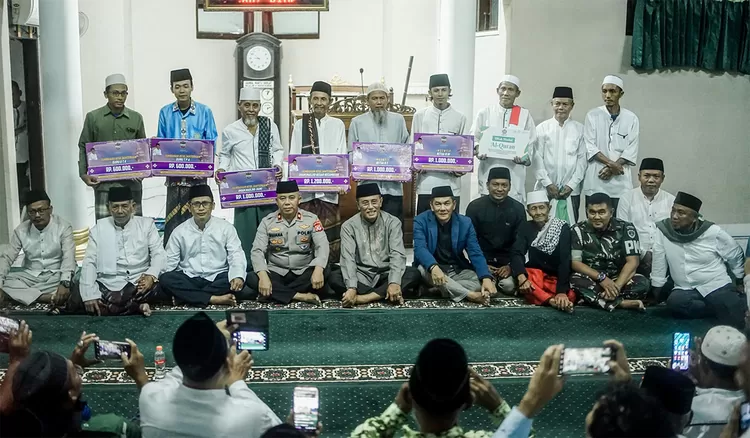 Selain agenda ibadah, Pemkab Ciamis menyerahkan berbagai insentif kepada elemen masyarakat. Penerima meliputi guru Diniyah Takmiliyah Awaliyah, guru TPA, imam masjid desa dan kecamatan, serta para Ketua RT dan RW di wilayah Lakbok dan sekitarnya.