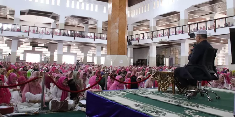 Ribuan jamaah Majelis Taklim Masjid Agung Kota Tasikmalaya mengikuti tabligh akbar dan edukasi keuangan syariah yang digelar OJK Tasikmalaya, Rabu 25 Februari 2026.  