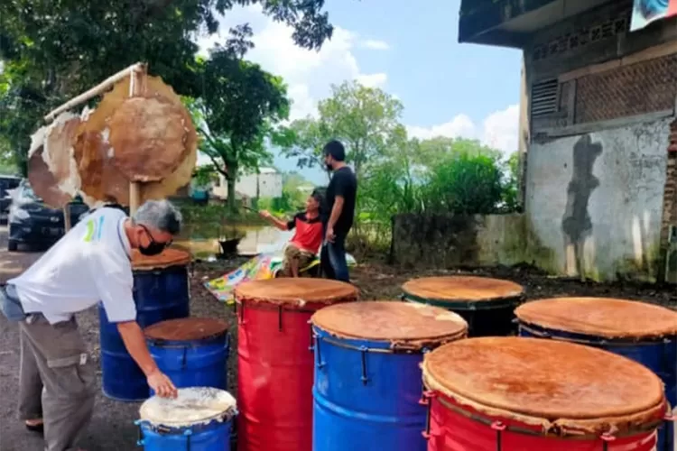 Deretan kulit sapi dan kambing untuk bahan beduk digantung di pinggir jalan kawasan Kota Tasikmalaya, Senin (2/3/2026).