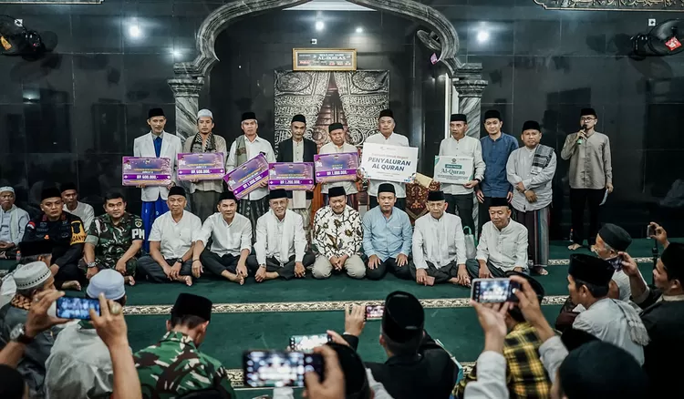 Pemkab Ciamis salurkan insentif bagi guru DTA, guru TPA, imam masjid, dan ketua RW serta bantuan Al Quran dalam Tarling di Eks Kewedanaan Kawali, Rabu 4 Maret 2026, malam WIB.