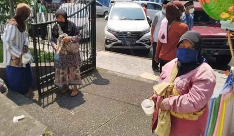 Pengemis musiman terlihat beraktivitas di sekitar Masjid Agung Kota Tasikmalaya saat Bulan Ramadan. Keberadaan mereka meningkat di sejumlah titik pusat kota.