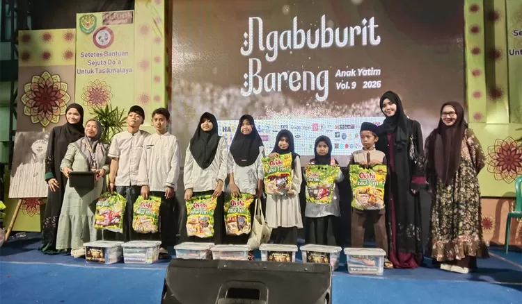 Anak yatim Kota Tasikmalaya menerima santunan pada kegiatan Ngabuburit bareng anak yatim Kota Tasikmalaya di Makodim 0612 Tasikmalaya.
