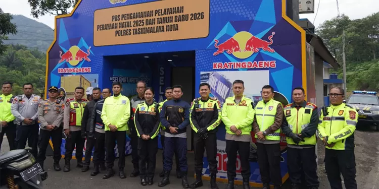 Kapolres Tasikmalaya Kota AKBP Andi Purwanto bersama pejabat utama Polres Tasikmalaya Kota saat mengecek pos pengamanan Operasi Ketupat Lodaya 2026 di jalur arteri selatan Tasikmalaya, Sabtu (8/3/2026)