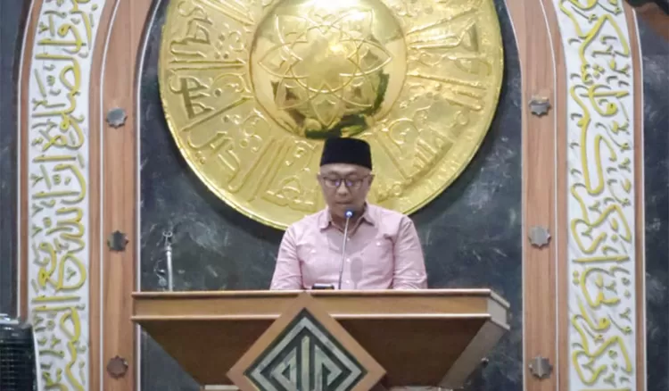Sekda Ciamis Andang Firman menyampaikan laporan kegiatan Ramadan pada peringatan nuzulul qur&rsquo;an di Masjid Agung Ciamis bersama Bupati Ciamis.