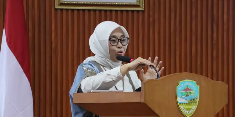 Ketua OJK Tasikmalaya Nofa Hermawati saat kegiatan ToT Edukasi Keuangan bagi penyuluh agama se-Kota Tasikmalaya di Auditorium Bapelitbangda Kota Tasikmalaya, Rabu, 11 Maret 2026.