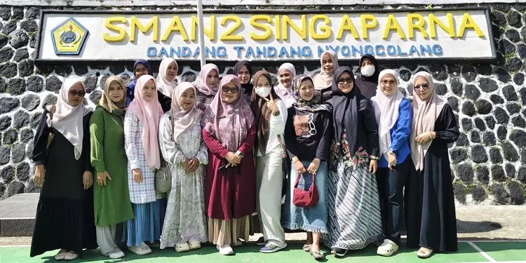 Kepala SMAN 2 Singaparna, Hj. Erly Nurhidayati, S.Pd., M.Pd., bersyukur atas antusiasme keluarga besar sekolah dalam kegiatan berbagi dengan pembagian paket sembako.