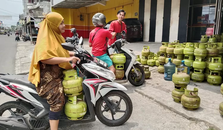Salah satu pangkalan LPG di wilayah Kota Tasikmalaya melayani penjualan gas elpiji kepada masyarakat.
