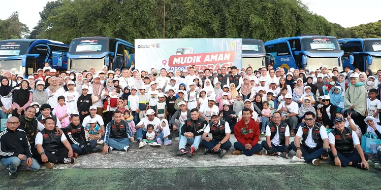 Peserta mudik gratis Pupuk Kujang dari berbagai kalangan, saat mau diberangkatkan dengan menggunakan enam unit bus premium yang akan mengantar para pemudik ke berbagai tujuan.