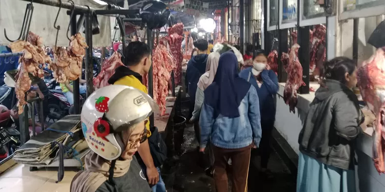 Harga daging sapi di Pasar Cikurubuk melonjak hingga Rp170 ribu per kg jelang Lebaran, namun minat warga untuk membeli tetap tinggi.