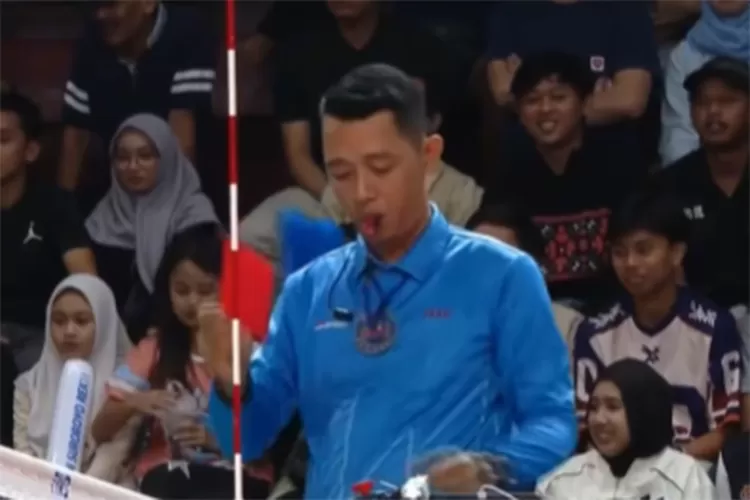 Wasit ganjar kartu merah pelatih Alessandro Lodi usai mengubah permintaan momen challenge yang dianggap menghambat laga Gresik Phonska Plus vs Jakarta Electric PLN di final four Proliga 2026.