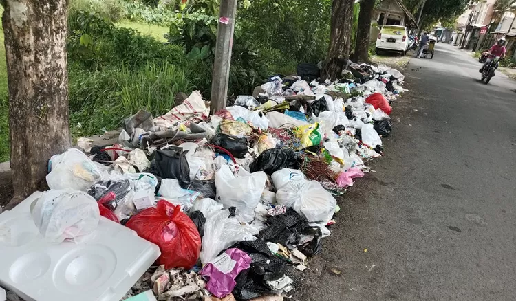 Kondisi tumpukan limbah di Jalan Paseh pada Selasa 7 April 2026.