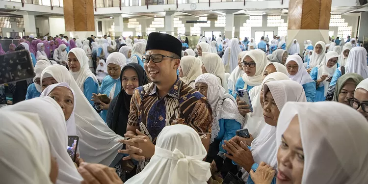 Wali Kota Viman Alfarizi Ramadhan usai meresmikan keberangkatan jemaah calon haji Kota Tasikmalaya 2026 di Masjid Agung Kota Tasikmalaya pada Kamis (16/4/2026). 
