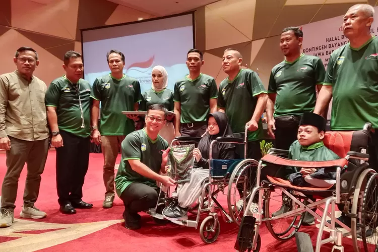 Bupati Tasikmalaya Cecep Nurul Yakin serahkan kaos tim ke atlet catur NPCI Kabupaten Tasikmalaya menuju PEPARDA VII 2026 di Hotel Grand Metro, Kota Tasikmalaya, Jumat (17/4/2026).
