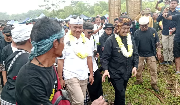 Wakil Wali Kota Tasikmalaya Raden Dicky Candranegara dan Wakil Bupati Tasikmalaya Asep Sopari Al Ayubi dalam kegiatan Ngarumat Hulu Cai, Rabu (22/4/2026). 