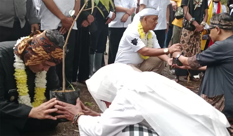 Wakil Wali Kota Tasikmalaya Raden Dicky Candranegara dan Wakil Bupati Tasikmalaya Asep Sopari Al Ayubi dalam kegiatan Ngarumat Hulu Cai, Rabu (22/4/2026).