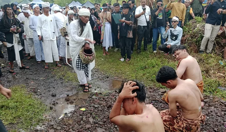 Prosesi kegiatan Ngarumat Hulu Cai bertempat di Gedong Cai Cibunigeulis Gunung Kokosan Kecamatan Bungursari Kota Tasikmalaya, Rabu (22/4/2026). 