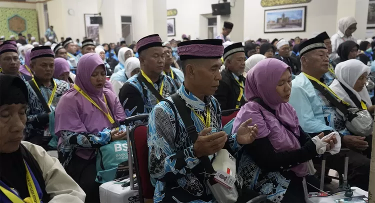 Suasana haru mewarnai keberangkatan 445 Jemaah Calon Haji asal Kota Tasikmalaya Kloter 04 KJT yang resmi dilepas menuju Tanah Suci, Kamis (23/04/2026).    