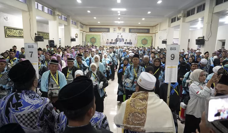 Sebanyak 445 Jemaah Calon Haji Kota Tasikmalaya resmi diberangkatkan dalam gelombang Kloter 04 KJT dengan iringan doa dari keluarga dan pemerintah daerah, Kamis (23/04/2026).