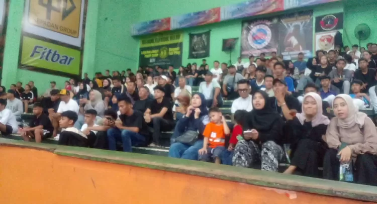 Penonton terlihat antusias menyaksikan Event Boxing Van Java 2026&nbsp;di Gedung Olahraga (GOR) Sukapura Dadaha Kota Tasikmalaya, Sabtu (25/4/20206).