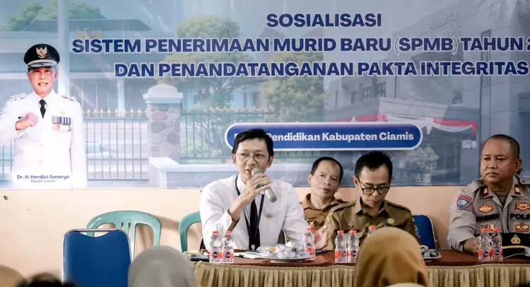 Kepala Bidang IKP Diskominfo Ciamis, Herry Somantri, menyatakan dukungan lintas sektoral demi kelancaran SPMB 2026 di Aula SMPN 1 Ciamis, Senin (27/4/2026).