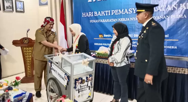 Penyerahan bantuan gerobak dagang oleh Wakil Wali Kota Tasikmalaya Diky Candra secara simbolis dalam kegiatan bakti sosial di Gedung Lapas Kelas II B Tasikmalaya, Kecamatan Tawang, Senin (27/4/2026).